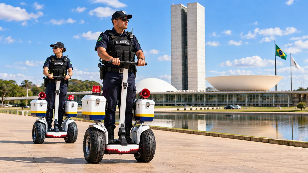 Agentes de segurança em diciclos elétricos de autoequilíbrio durante patrulhamento em Brasília, Brasil.