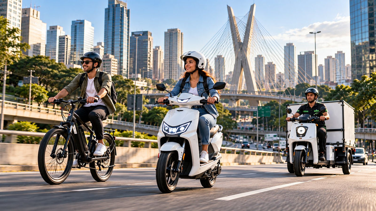 Mobilidade urbana em São Paulo com bicicleta, scooter e veículo elétrico de carga em deslocamentos urbanos