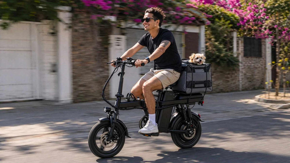 Homem conduzindo a bicicleta elétrica ZORYKEN A10 com uma bolsa de transporte de carga ou pet no banco traseiro. Destaca a versatilidade do veículo para frotas de delivery (entregas) e alta capacidade de carga para o mercado corporativo.