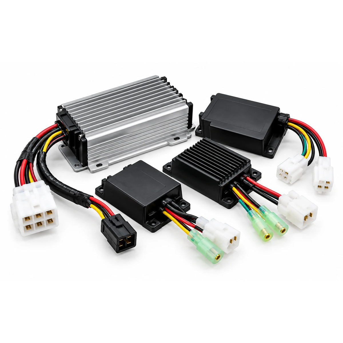 Conversores e módulos elétricos com carcaças metálicas e pretas, cabos multicoloridos e conectores para veículos elétricos ZORYKEN