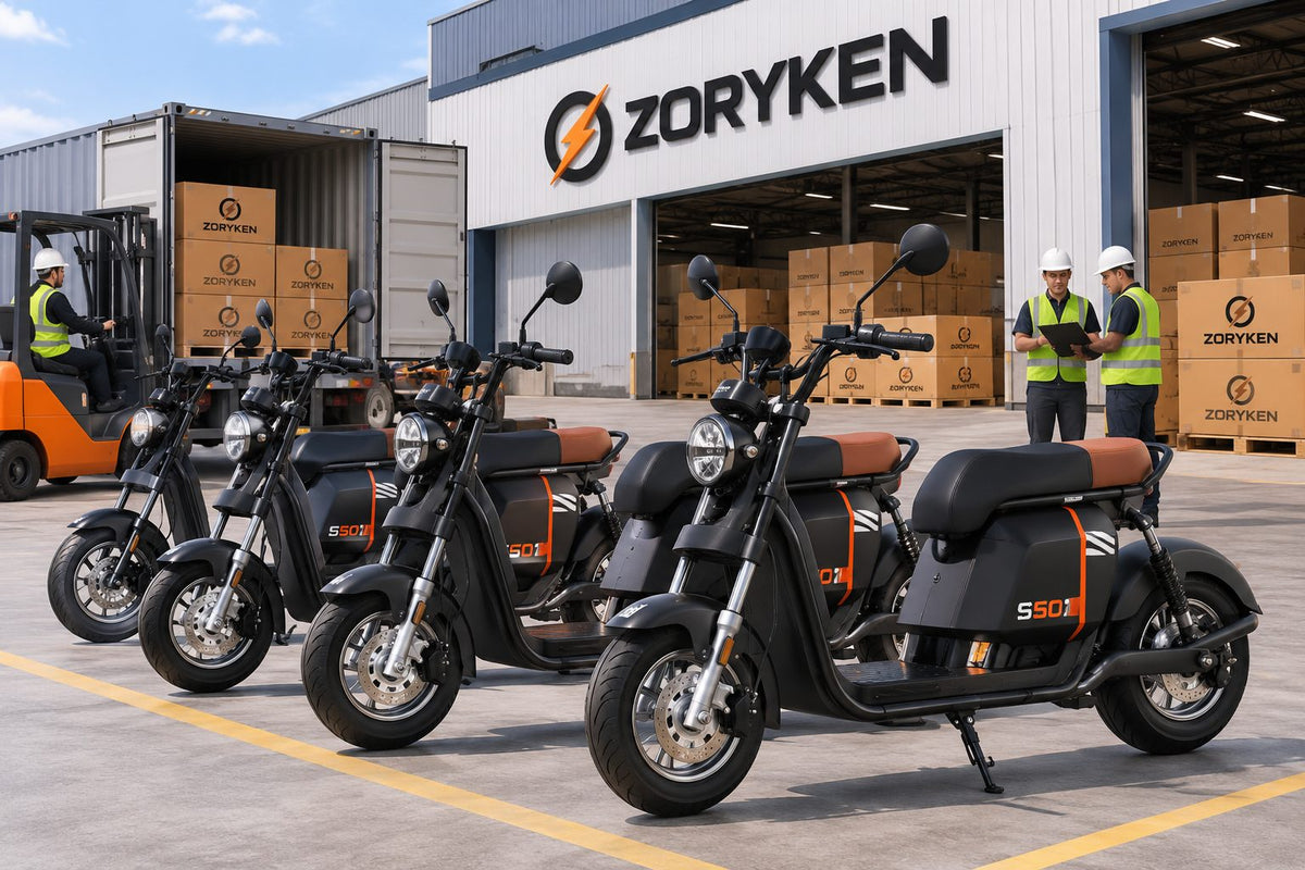 Scooters elétricas ZORYKEN em operação de atacado B2B com estoque, carregamento de contêiner e logística de fornecimento