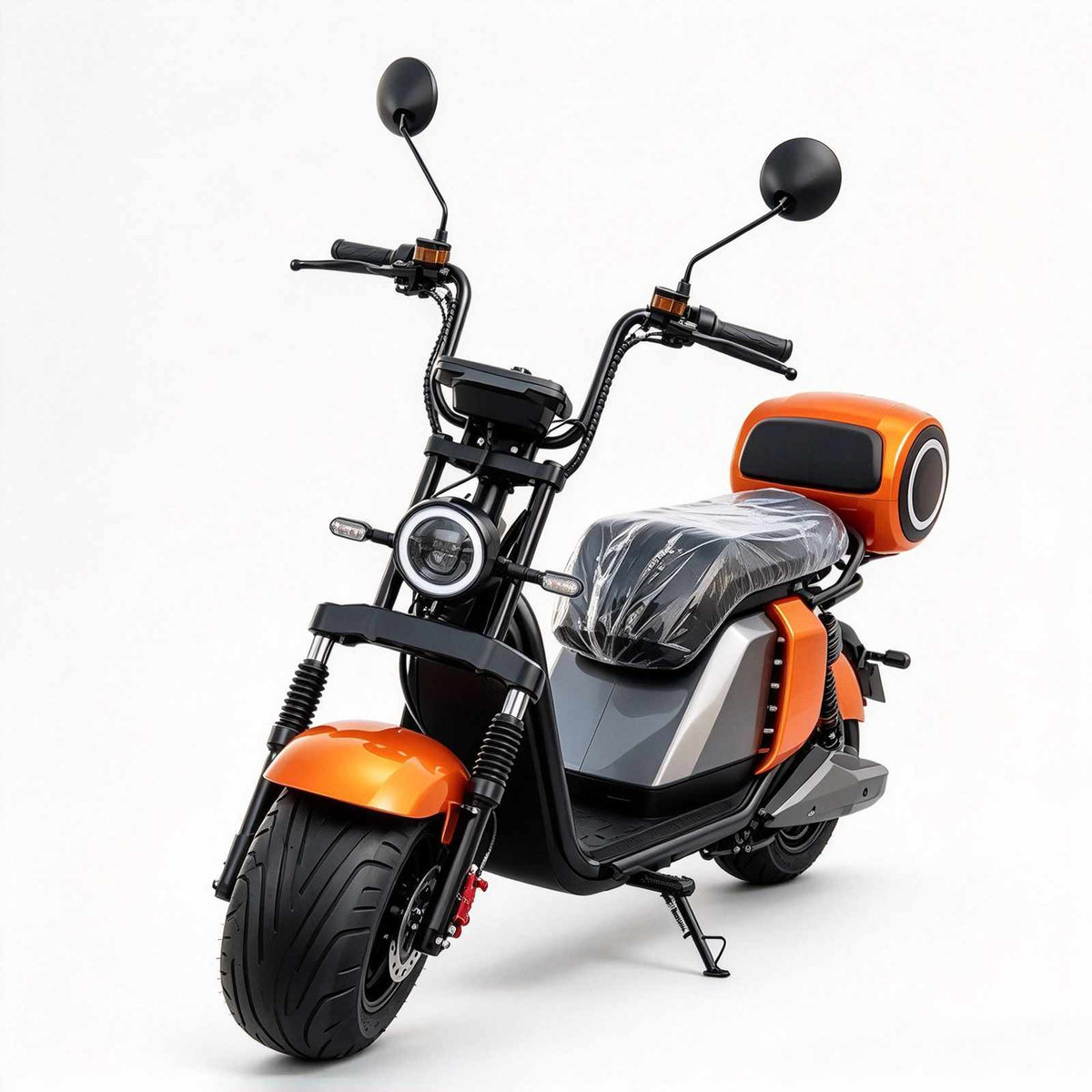Scooter elétrica ZORYKEN 701 laranja vista pela dianteira, com pneu largo, farol circular com aro prateado, retrovisores e banco protegido por plástico.