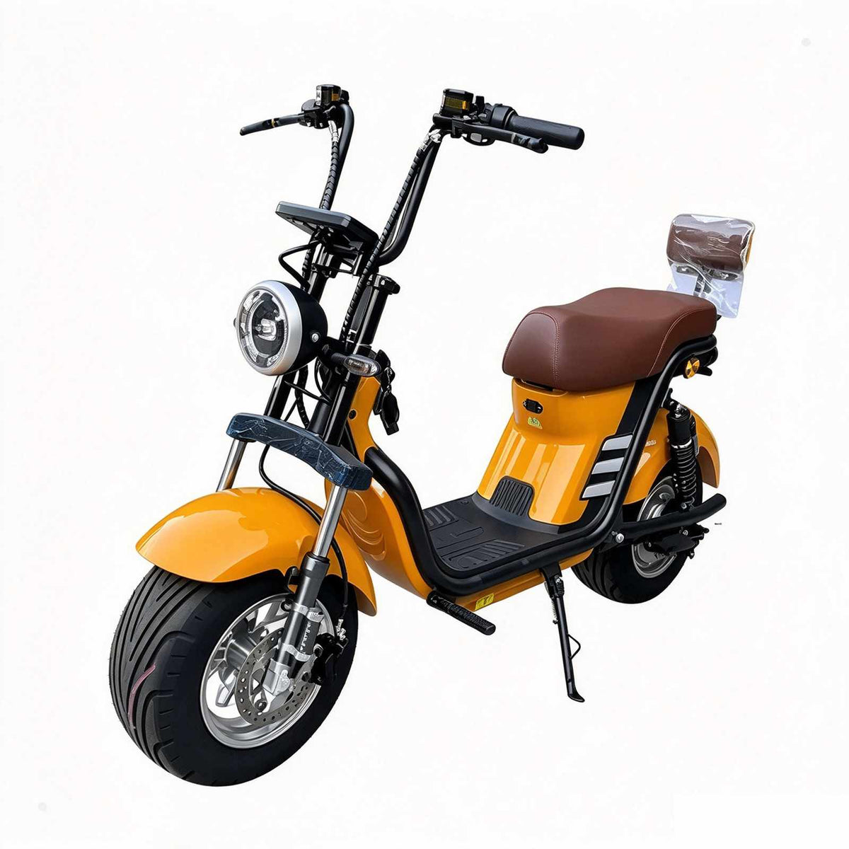 Scooter elétrica ZORYKEN M8-2000 amarela em vista dianteira lateral, com banco marrom, pneu dianteiro largo, freio a disco visível e encosto traseiro.