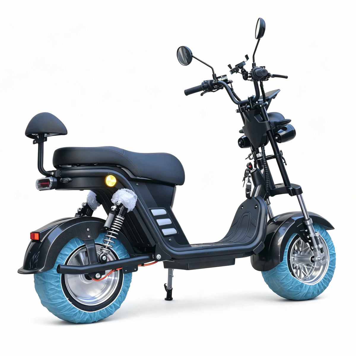 Vista traseira em ângulo da scooter elétrica preta ZORYKEN M8-3000, evidenciando a lanterna traseira, o encosto curvo para o passageiro e as molas da suspensão dupla.