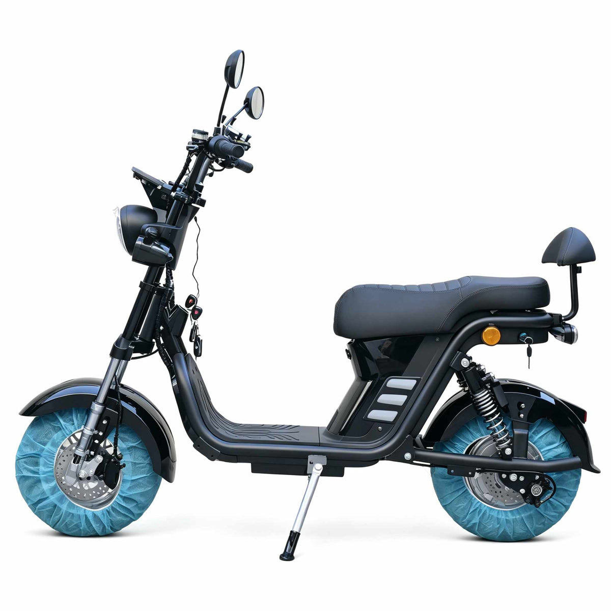 Perfil lateral completo da scooter elétrica preta ZORYKEN M8-3000 com banco duplo, encosto traseiro curvo, retrovisores e detalhes reflexivos amarelos, exibida contra um fundo branco.