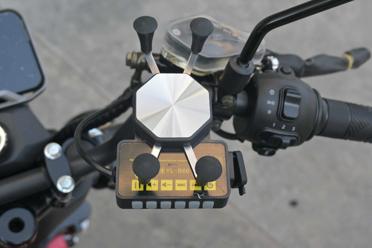 Vista superior do suporte para celular modelo YL-B66 montado no guidão, com garras de fixação ajustáveis e painel com botões de controle de música e Bluetooth.