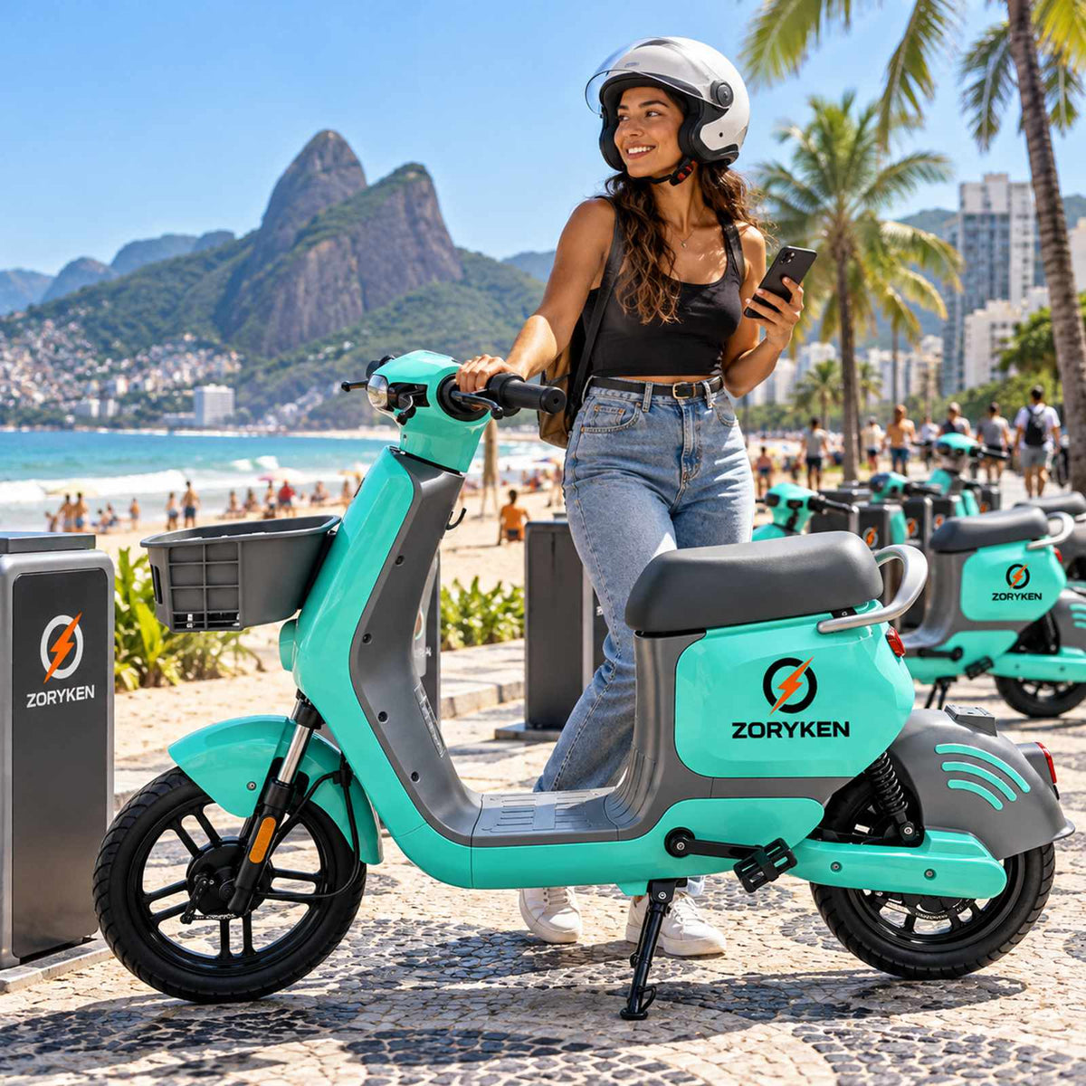 Scooter elétrica compartilhada ZORYKEN SH1 turquesa estacionada na orla do Rio de Janeiro, com mulher de capacete, cesta dianteira e outras scooters ao fundo.