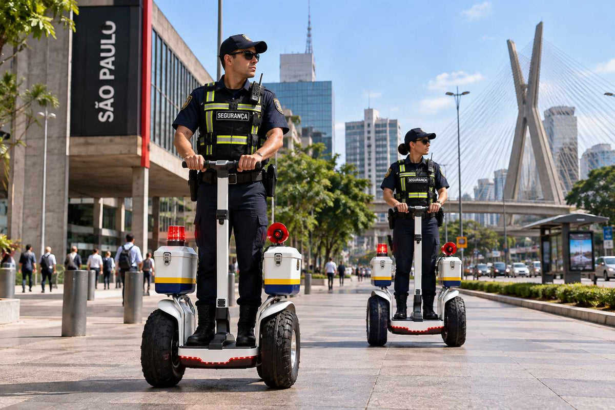 Dois profissionais de segurança patrulhando São Paulo em diciclos elétricos de autoequilíbrio ZORYKEN X60 brancos, com pneus largos, sinalizadores e compartimentos laterais.