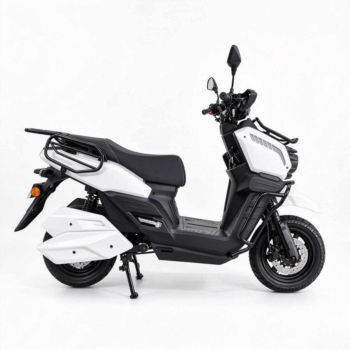 Vista lateral direita da scooter elétrica ZORYKEN Y3 TANK para atacado, com acabamento branco, proteções tubulares e bagageiro traseiro