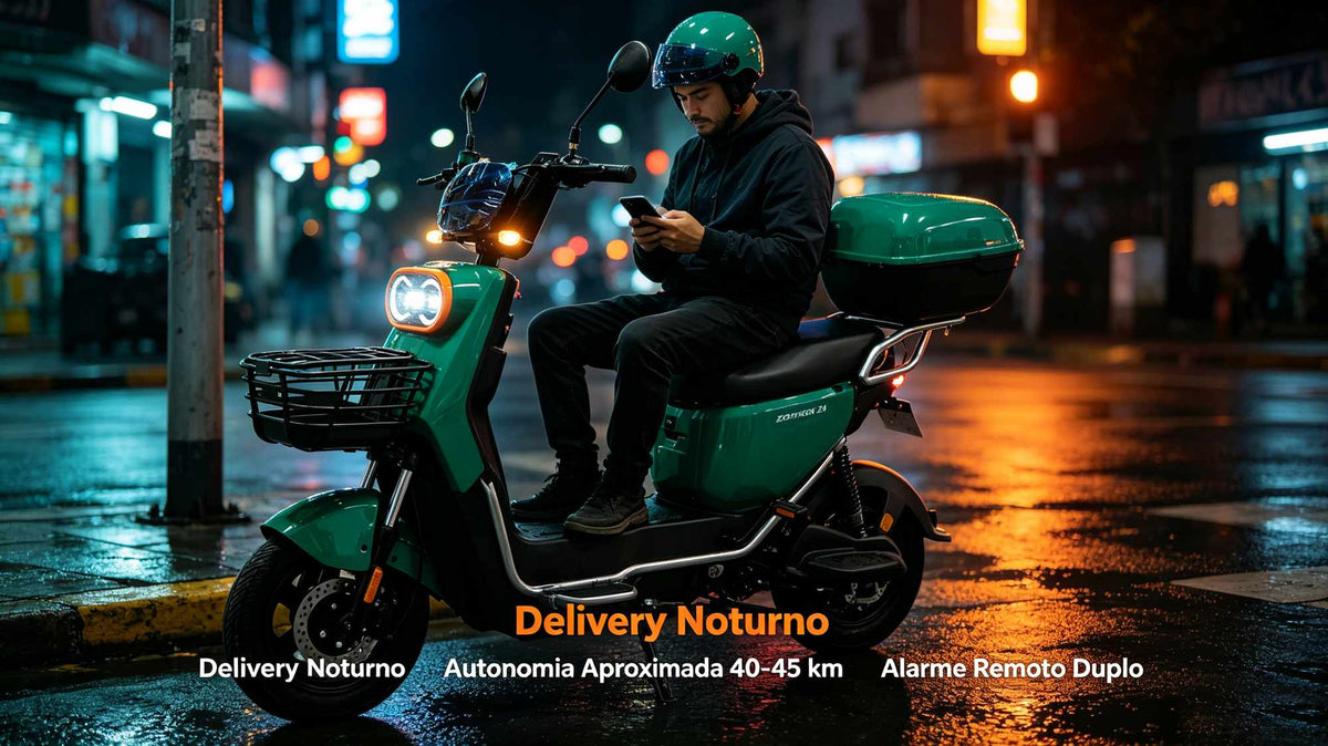 Entregador sentado em uma scooter elétrica ZORYKEN Z4 verde à noite, olhando para o celular. A rua está molhada com reflexos de luzes urbanas. O texto inferior diz "Delivery Noturno", "Autonomia Aproximada 40-45 km" e "Alarme Remoto Duplo".