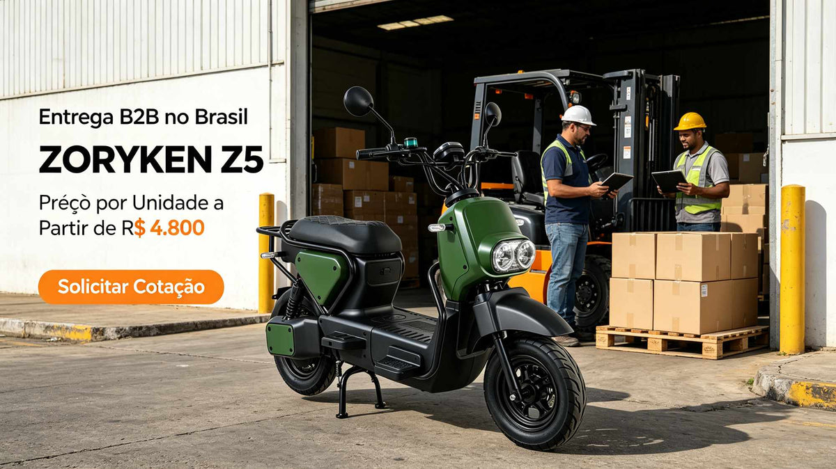 Scooter elétrica ZORYKEN Z5 verde-militar centralizada em frente a um armazém industrial aberto. Ao fundo, dois trabalhadores de capacete de proteção conversam perto de uma empilhadeira com caixas. O texto anuncia "Entrega B2B no Brasil", "Preço por Unidade a Partir de R$ 4.800" e exibe um botão laranja com o texto "Solicitar Cotação".