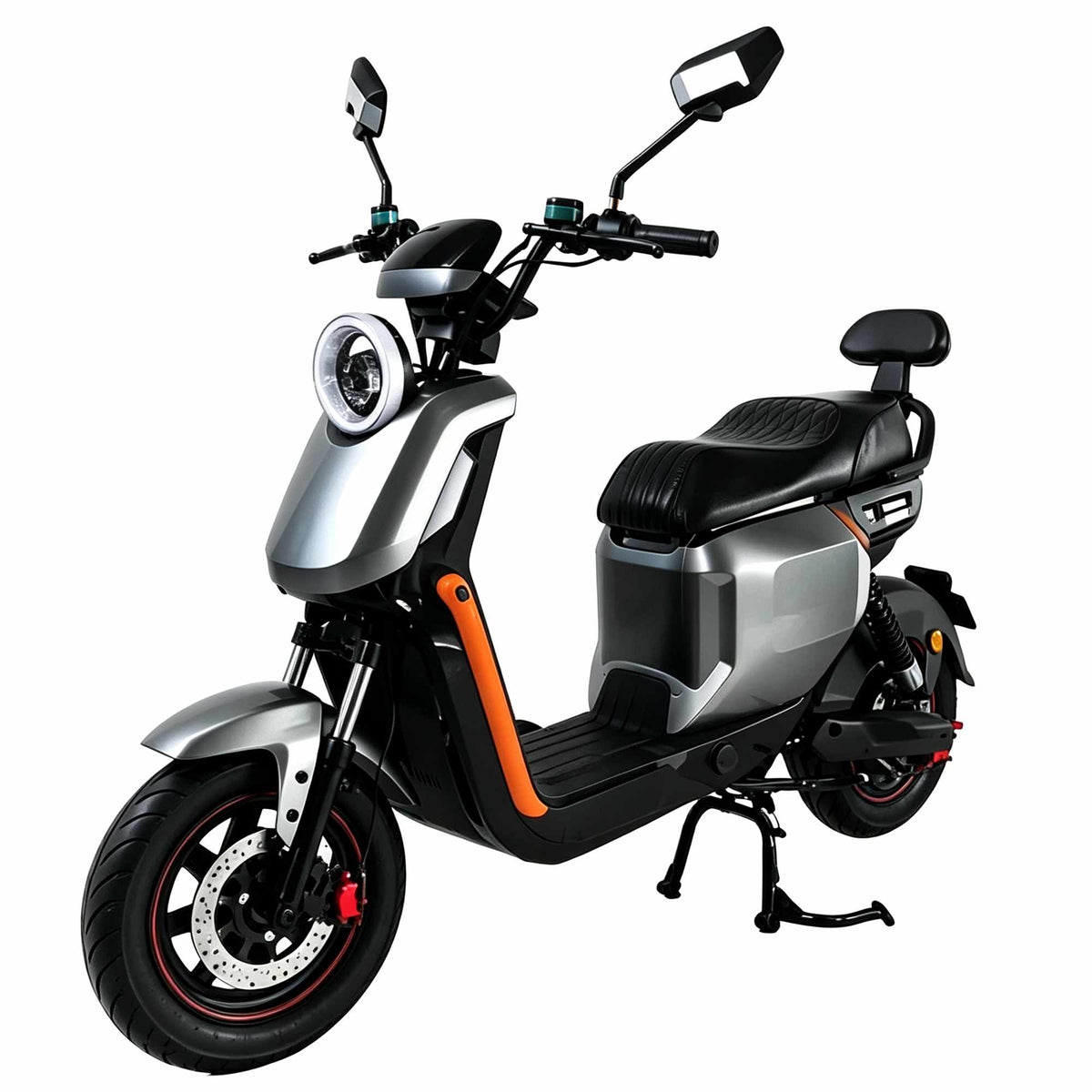 Scooter elétrica ZORYKEN Z6 na cor cinza prateada com detalhes em laranja, vista de ângulo frontal de três quartos sobre fundo branco. O modelo apresenta um farol dianteiro de LED redondo e destacado, painel digital minimalista, retrovisores angulares pretos e banco duplo texturizado com encosto traseiro.