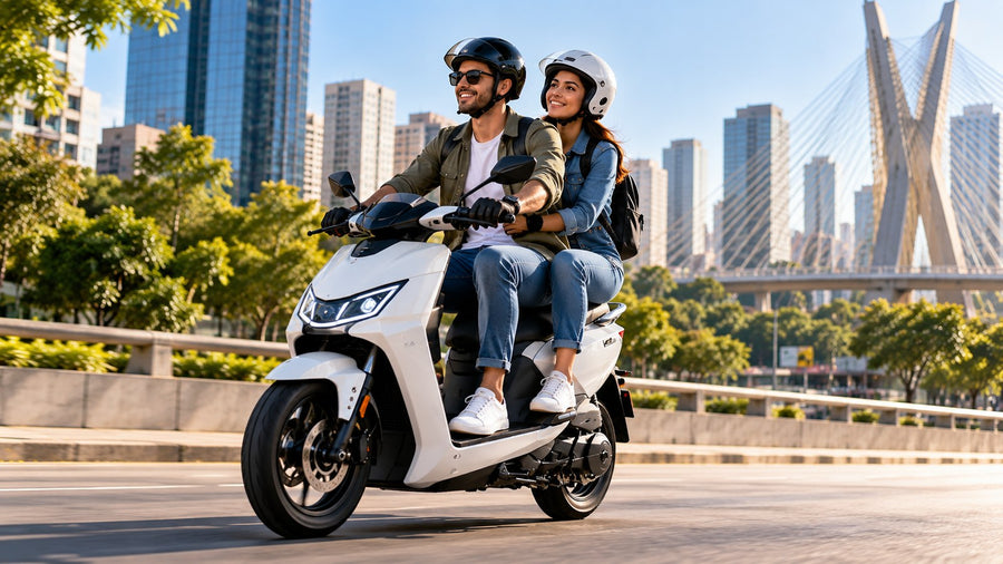 Scooter elétrica com configuração para condutor e passageiro em aplicações de mobilidade urbana de dois ocupantes.