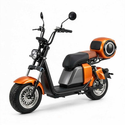 Scooter elétrica ZORYKEN 701 laranja com carenagem central cinza, banco preto e marrom, baú traseiro circular e amortecedor traseiro visível.