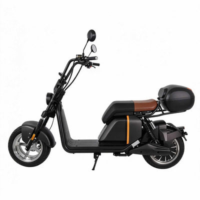 Vista lateral da scooter elétrica ZORYKEN 701 preta, com banco preto e marrom, baú traseiro, plataforma para os pés e suspensão traseira.