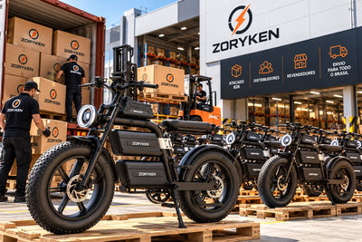 Bicicletas elétricas ZORYKEN E20 Plus Fat Tire em cenário de fornecimento B2B com múltiplas unidades, pallets e operação logística