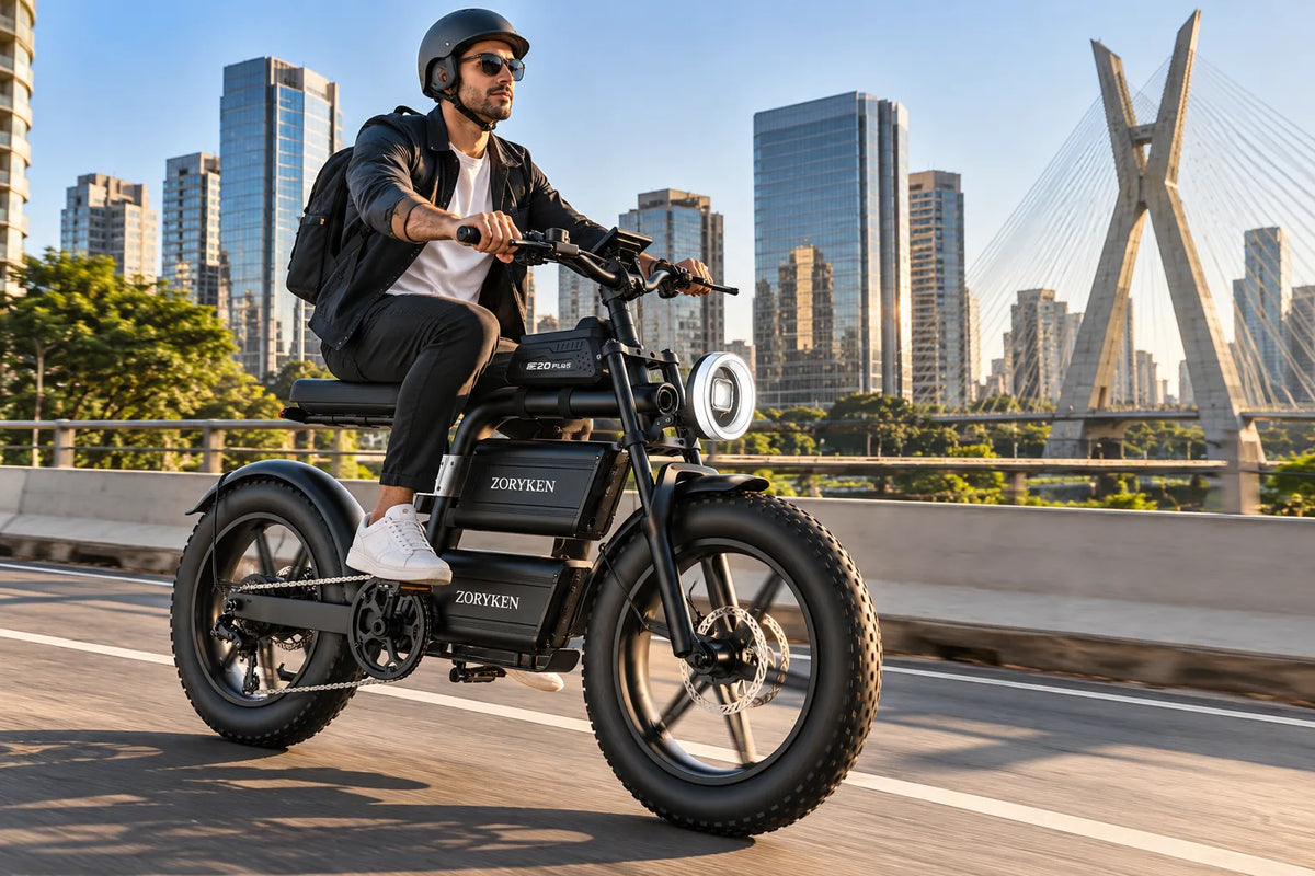 ZORYKEN E20 Plus bicicleta elétrica Fat Tire preta em cenário de mobilidade urbana em São Paulo, Brasil