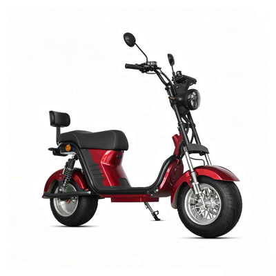 Foto em ângulo de 45 graus da scooter elétrica ZORYKEN M8-2000 vermelha, mostrando o design moderno, banco confortável com encosto e descanso lateral.