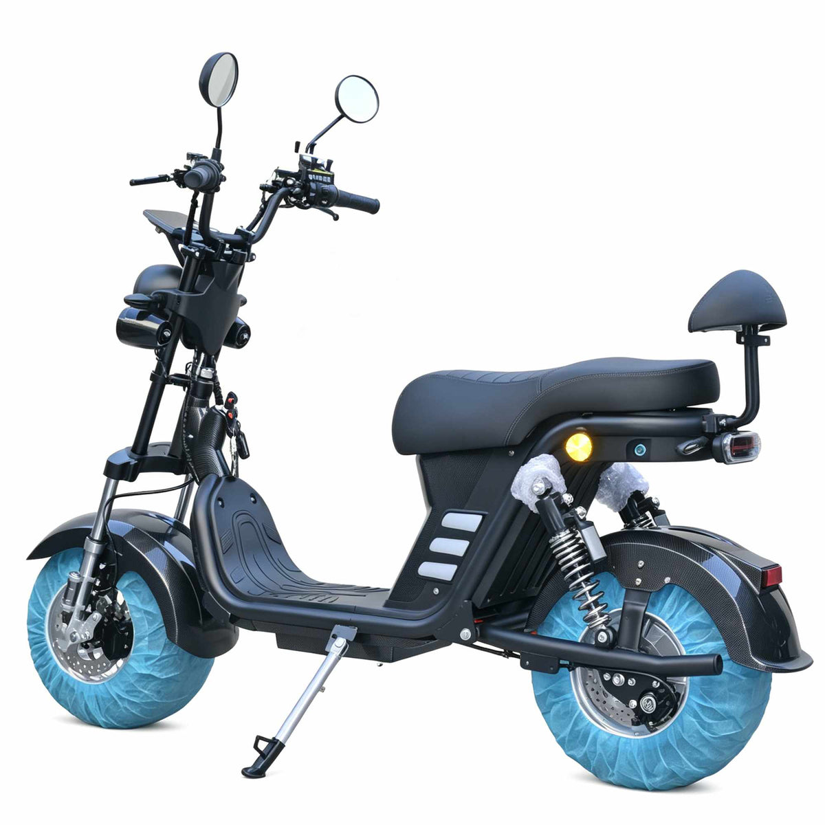 Vista lateral de uma scooter elétrica ZORYKEN M8-3000 na cor preta, equipada com amortecedores traseiros, freio a disco e capas protetoras azuis nos pneus, destacando seu design moderno sobre um fundo branco.