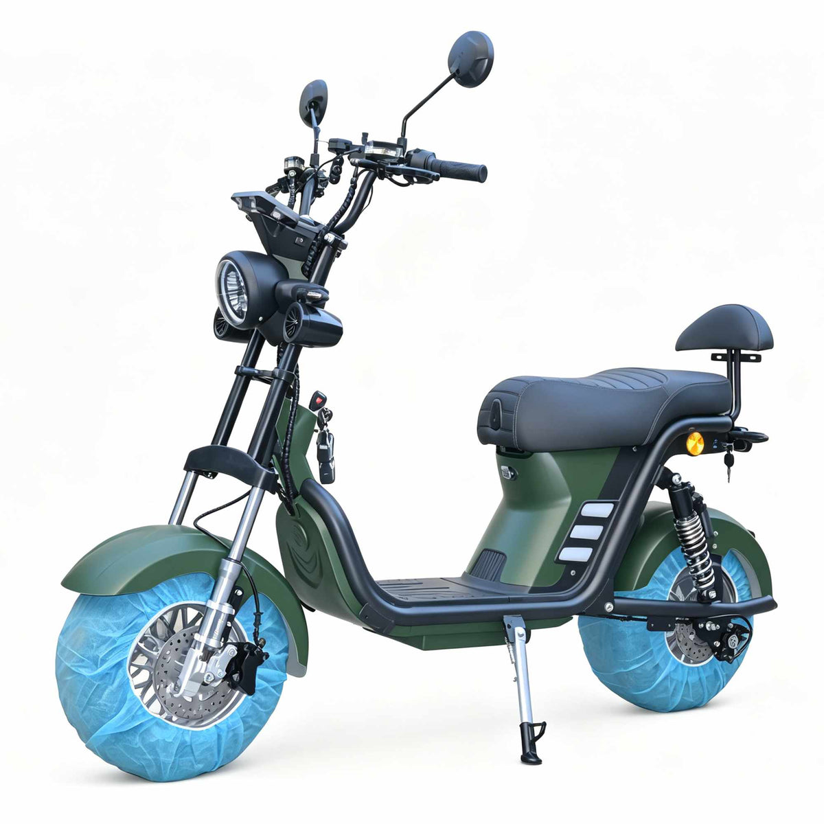 Visão em ângulo de três quartos da scooter elétrica ZORYKEN M8-3000 na cor verde militar, com farol dianteiro redondo de LED e chassi robusto sobre fundo branco.