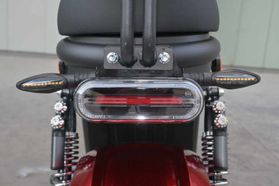 Detalhe em close da parte traseira da scooter ZORYKEN M8-3000, mostrando a lanterna traseira de LED oval, as luzes de seta direcionais nas laterais e o para-lama vermelho brilhante.