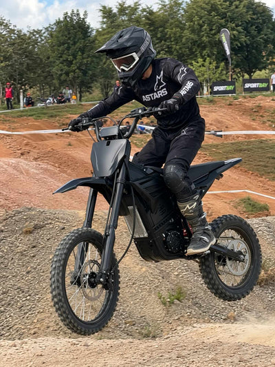 ZORYKEN Q1 moto elétrica off-road em cenário de trilha, com piloto e terreno irregular visíveis – Veículos Elétricos ZORYKEN