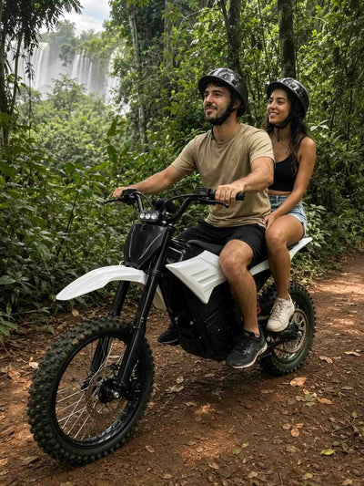 ZORYKEN Q1 moto elétrica off-road em trilha, com duas pessoas e vegetação ao redor – Veículos Elétricos ZORYKEN