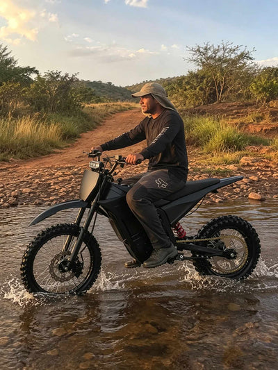 ZORYKEN Q1 moto elétrica off-road em terreno molhado, com piloto e superfície irregular visíveis – Veículos Elétricos ZORYKEN