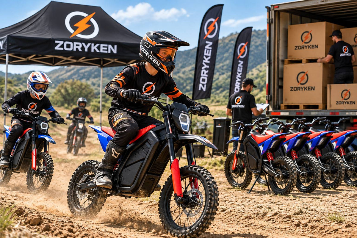 Motos elétricas off-road ZORYKEN SU04 com pneus de blocos e rodas raiadas em cenário de fornecimento B2B