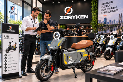 ZORYKEN U2 scooter elétrica cinza em showroom B2B com revendedor, equipe comercial e scooters elétricas em exposição