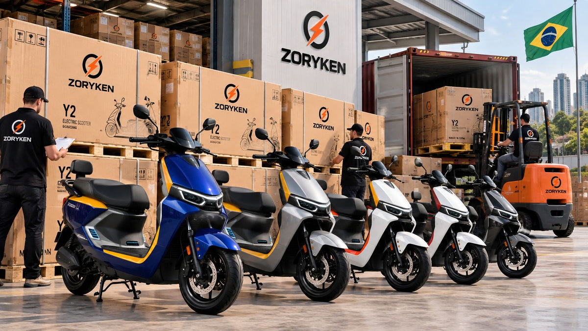 Scooters elétricas ZORYKEN Y2 em operação de fornecimento B2B e atacado no Brasil, com estoque, pallets, empilhadeira e carregamento em contêiner