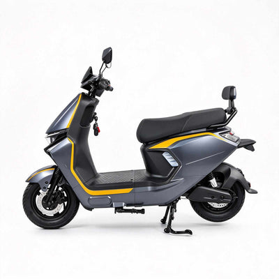 Vista lateral da scooter elétrica ZORYKEN Y2 para operações B2B, em acabamento cinza e amarelo, com assento alongado e suspensão traseira