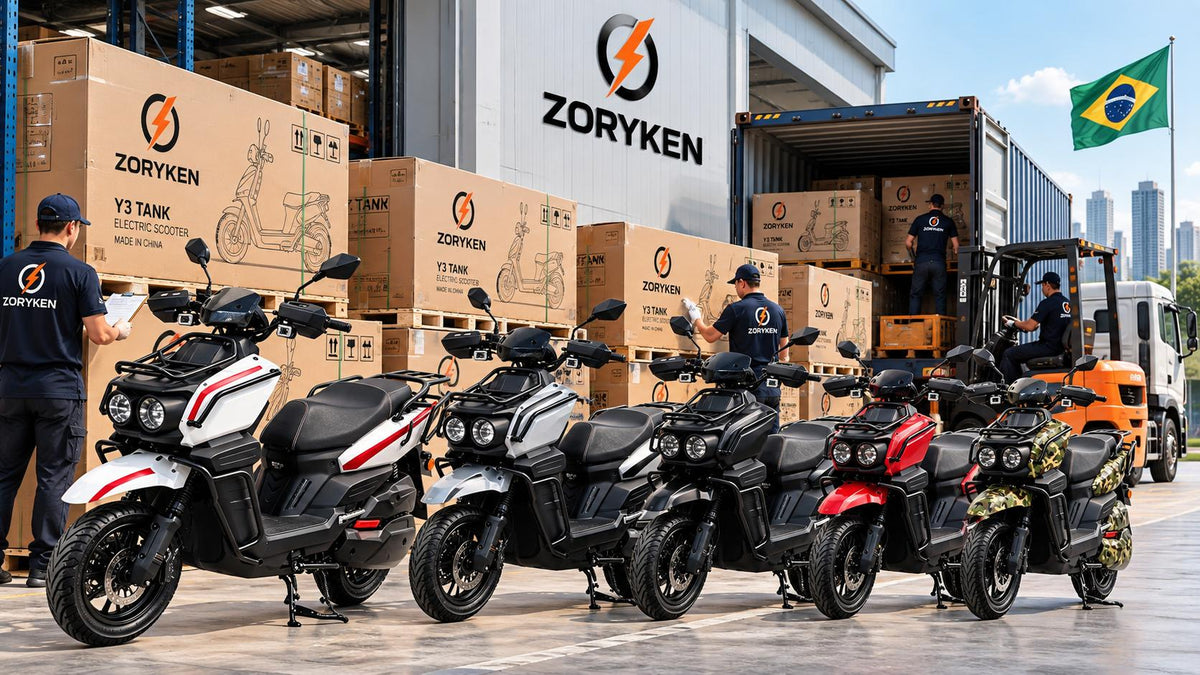 Scooters elétricas ZORYKEN Y3 TANK em operação de fornecimento B2B e atacado no Brasil, com estoque, pallets, empilhadeira e carregamento em contêiner