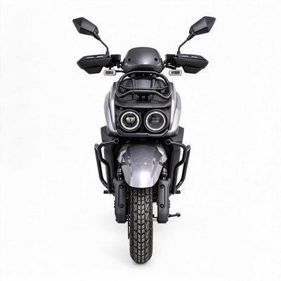 Vista frontal da scooter elétrica ZORYKEN Y3 TANK para operações B2B, com faróis duplos, retrovisores, protetores de mãos e estrutura tubular dianteira