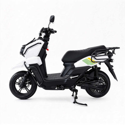 Vista lateral da scooter elétrica ZORYKEN Y3 TANK para fornecimento B2B, em acabamento branco, com assento alongado, suspensão traseira e bagageiro