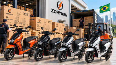 Scooters elétricas ZORYKEN Y4 em operação de fornecimento B2B no Brasil, com unidades em estoque, caixas, empilhadeira e carregamento para compras em volume