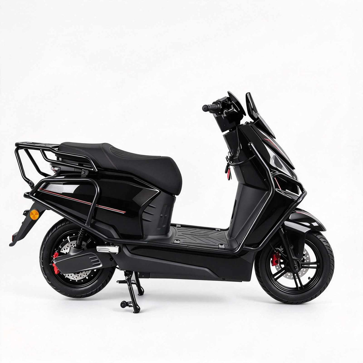 Scooter elétrica ZORYKEN Y4 para operações B2B, em acabamento preto, com freios a disco, proteções tubulares e bagageiro traseiro