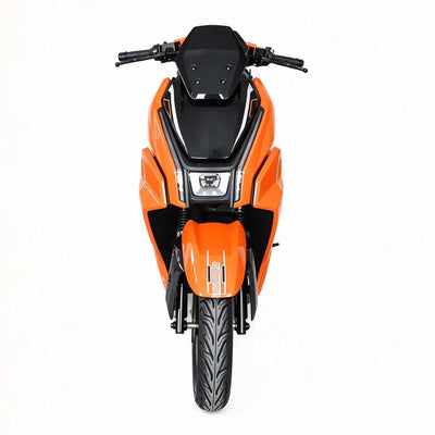 Vista frontal da scooter elétrica ZORYKEN Y4 para fornecimento B2B, em acabamento laranja e preto, com farol dianteiro e suspensão