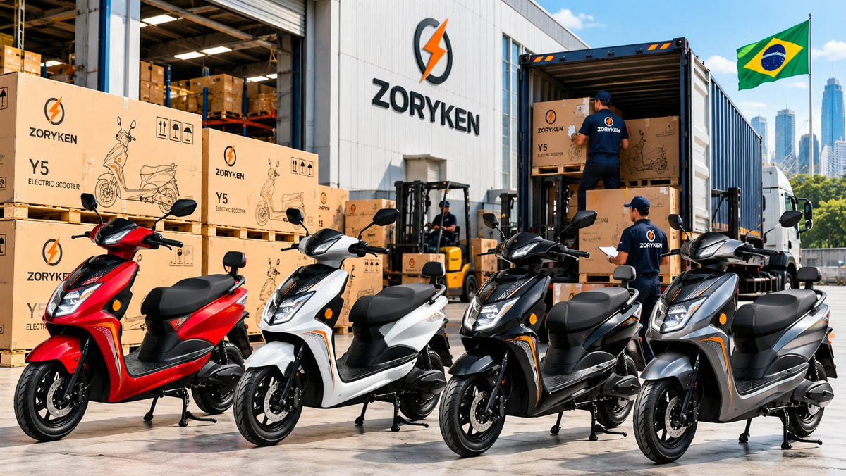 Scooters elétricas ZORYKEN Y5 em operação de fornecimento B2B no Brasil, com estoque, caixas, empilhadeira e carregamento para compras em volume