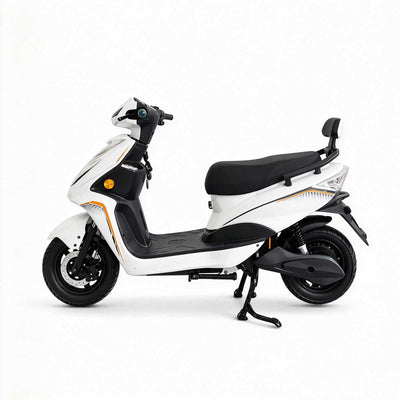 Vista lateral da scooter elétrica ZORYKEN Y5 para fornecimento B2B, em acabamento branco e preto, com freio a disco dianteiro e banco com encosto traseiro