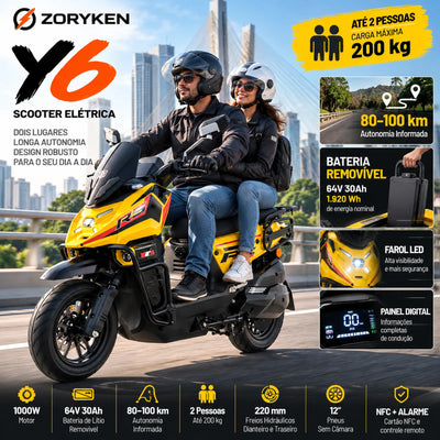 ZORYKEN Y6 scooter elétrica amarela com dois ocupantes em cenário urbano, para-brisa escurecido e barras de proteção