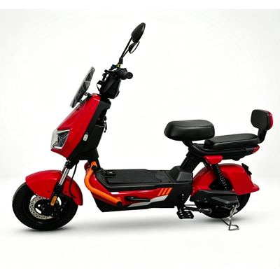 Vista lateral de uma scooter elétrica ZORYKEN Z3 na cor vermelha com detalhes em preto e laranja no chassi, equipada com banco duplo, encosto traseiro e apoio de pé plano sobre fundo branco.