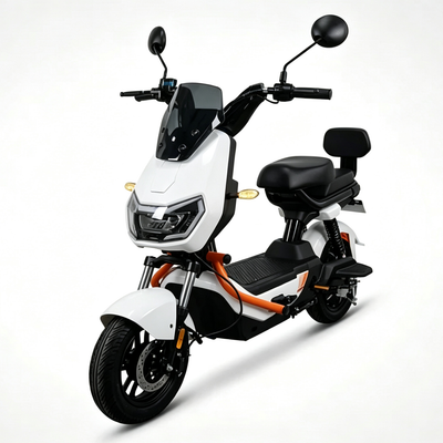 Scooter elétrica ZORYKEN Z3 branca com carenagem frontal moderna, para-brisa escuro pequeno e tubos protetores do chassi na cor laranja, exibida contra um fundo branco.