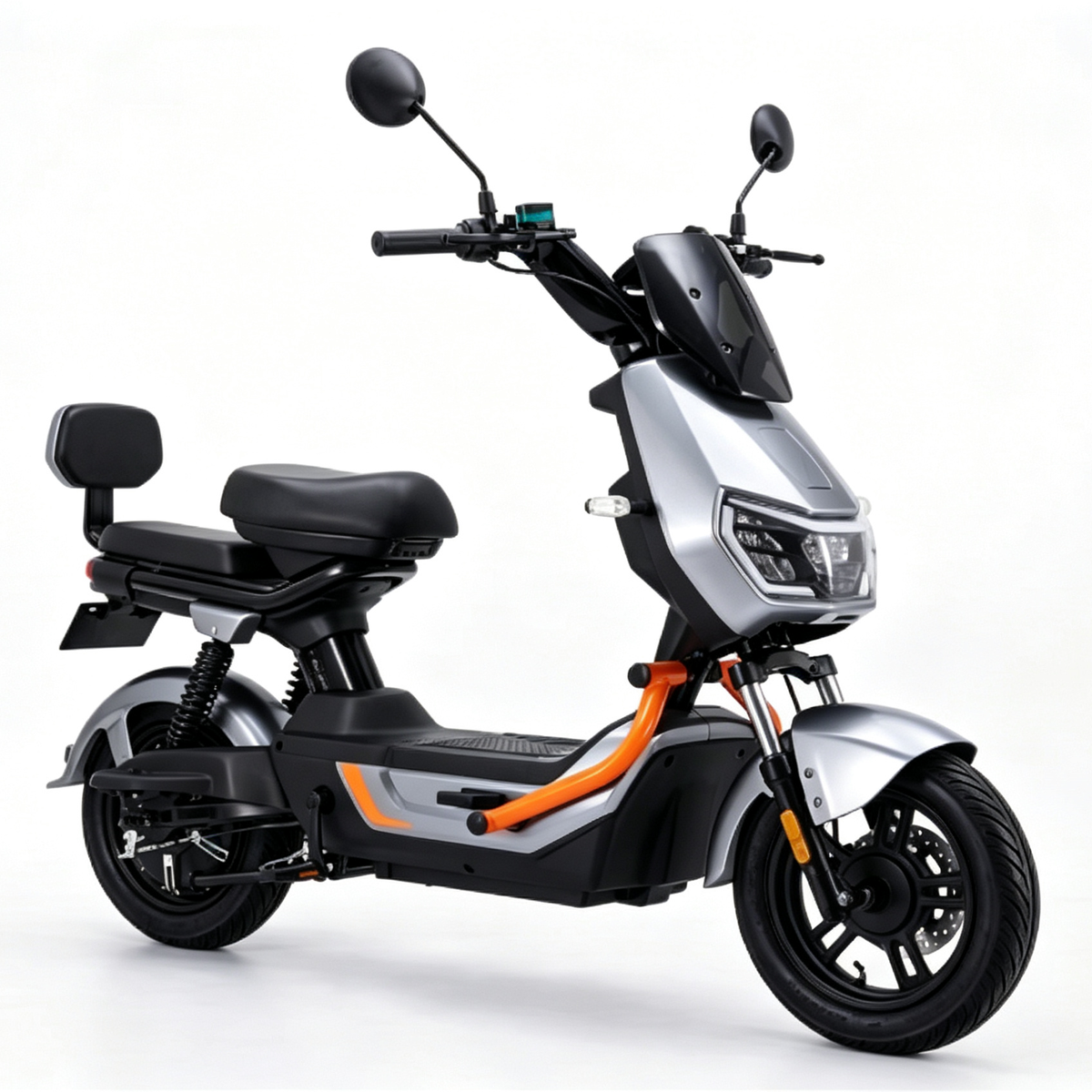 Vista em ângulo da scooter elétrica ZORYKEN Z3 na cor prata metálica, mostrando o sistema de freio a disco dianteiro, suspensão dupla traseira e placa de licença vazia.