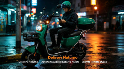 Entregador sentado em uma scooter elétrica ZORYKEN Z4 verde à noite, olhando para o celular. A rua está molhada com reflexos de luzes urbanas. O texto inferior diz "Delivery Noturno", "Autonomia Aproximada 40-45 km" e "Alarme Remoto Duplo".