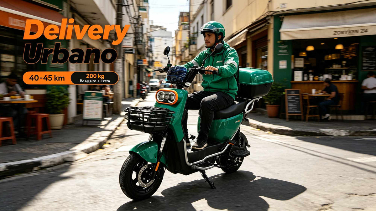 Entregador vestindo jaqueta e capacete verdes pilotando uma scooter elétrica ZORYKEN Z4 em uma rua comercial. No canto esquerdo, o texto "Delivery Urbano" destaca a autonomia de 40-45 km e a capacidade de 200 kg com bagageiro e cesta.