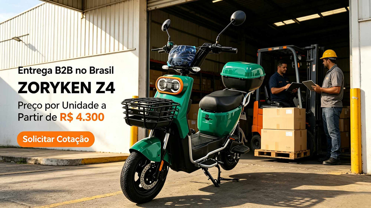 Scooter elétrica ZORYKEN Z4 verde em destaque em frente a um armazém industrial com funcionários e uma empilhadeira ao fundo. O texto anuncia "Entrega B2B no Brasil", "Preço por Unidade a Partir de R$ 4.300" e um botão laranja "Solicitar Cotação".