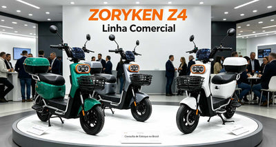 Três scooters elétricas ZORYKEN Z4 (verde, cinza e branca) exibidas em plataformas circulares em um showroom moderno. Ao fundo, pessoas conversam em um ambiente corporativo sob o letreiro "ZORYKEN Z4 Linha Comercial".