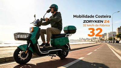 Homem pilotando uma scooter elétrica ZORYKEN Z4 verde em uma ciclovia à beira-mar em um dia ensolarado. O texto à direita destaca "Mobilidade Costeira" e o número "32" em tamanho grande para indicar a velocidade de fábrica de 32 km/h.