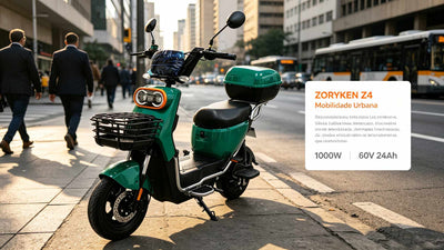 Scooter elétrica ZORYKEN Z4 verde estacionada em uma calçada urbana com pedestres ao fundo. À direita, um painel informativo destaca o texto "ZORYKEN Z4 Mobilidade Urbana", motor de 1000W e bateria de 60V 24Ah.